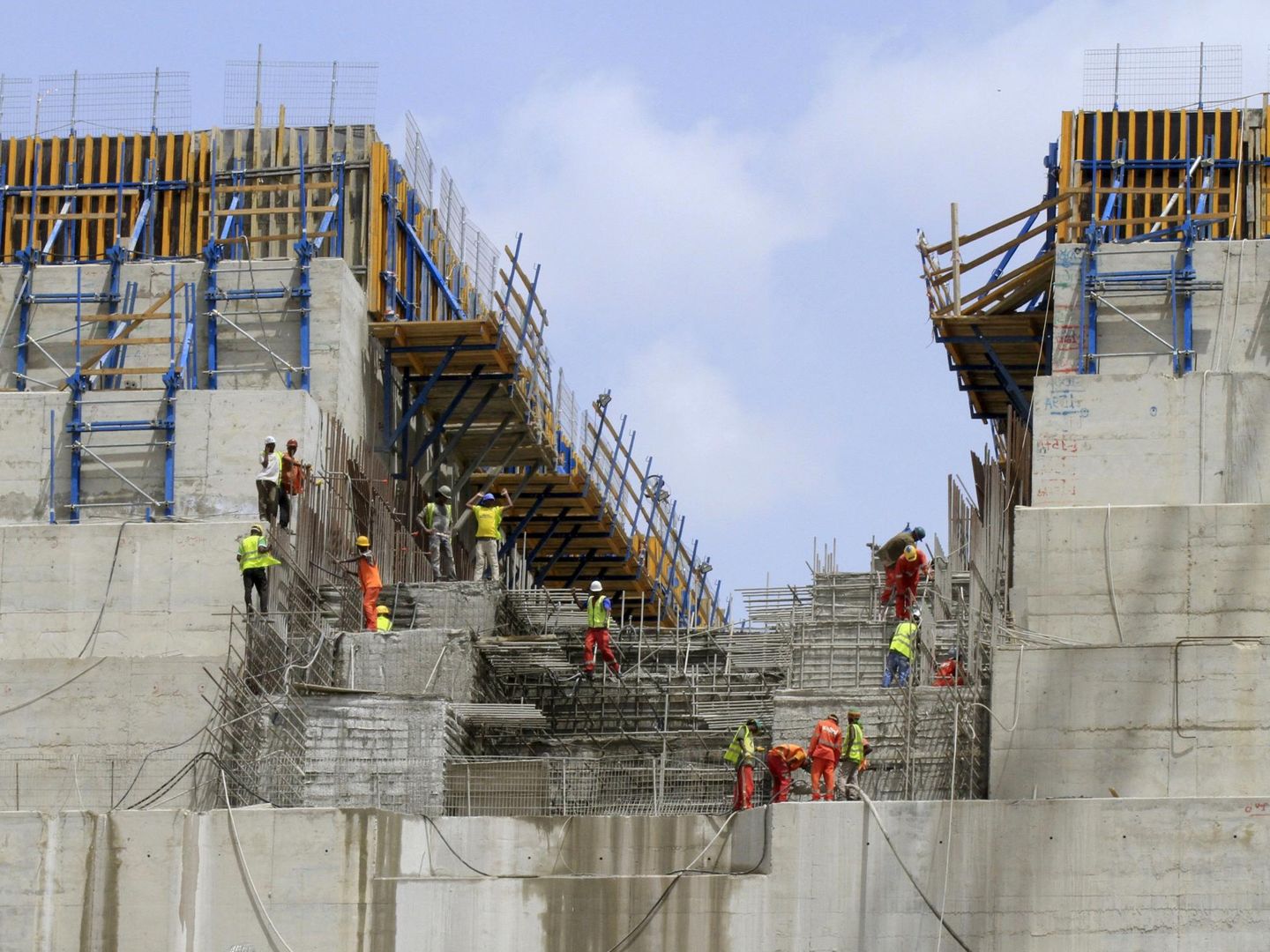 Trabajadores ultiman una pared de la Gran Presa del Renacimiento en Etiopía, en marzo de 2015. (Reuters)