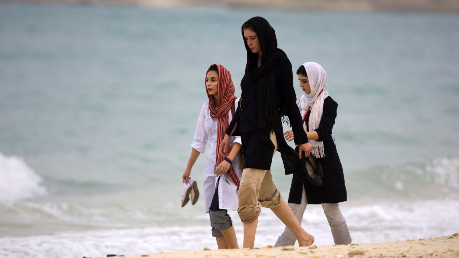 Foto: Mujeres iraníes caminan junto al mar en la isla de Kish, en agosto de 2008 (Reuters).
