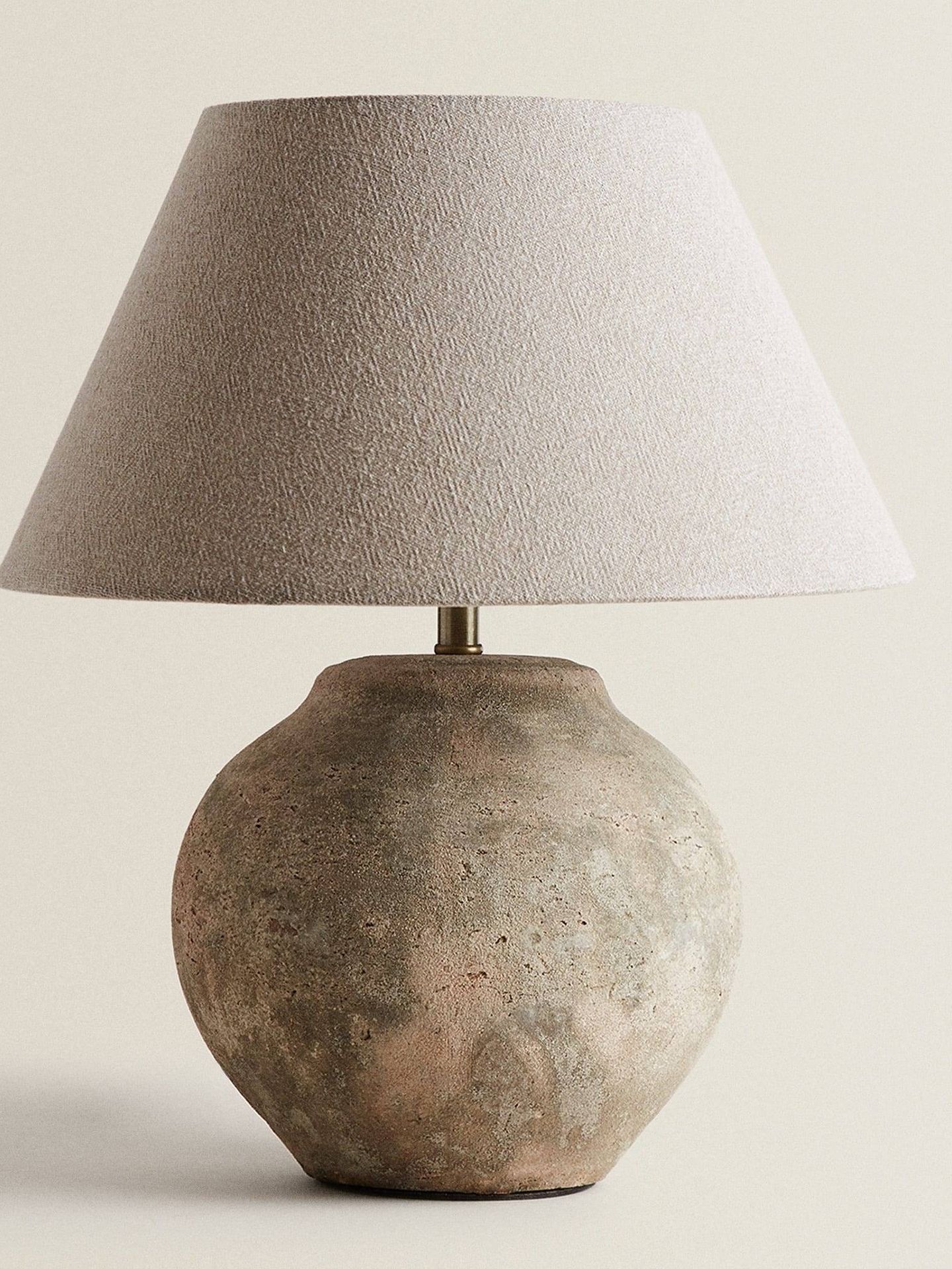 Añade una luz cálida con esta lámpara de Zara Home. (Cortesía)