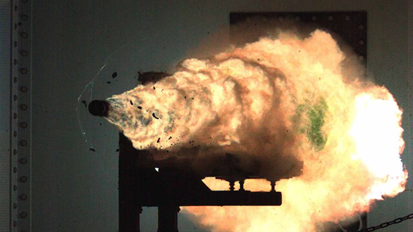 Foto: Demostración de un proyectil hipersónico lanzado por grandes imanes. Las balas, sin embargo, cambian de estado físico al viajar a esas velocidades. (US Navy)
