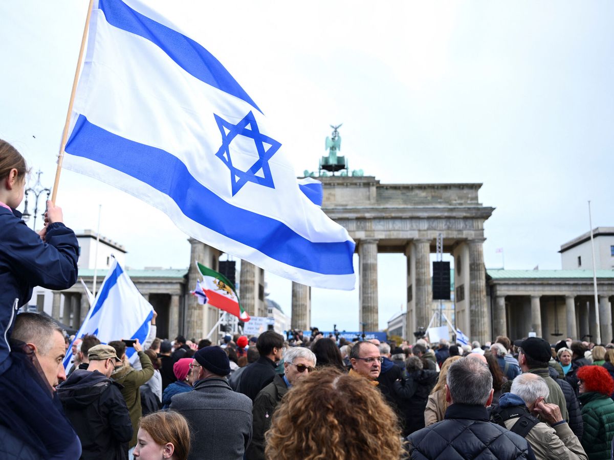Foto: Protesta contra el terrorismo y el antisemitismo y en solidaridad con Israel, en Berlín. (Reuters/Annegret Hilse)