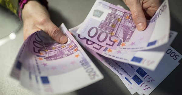 Foto: Un empleado de banca muestra 5.000 euros en billetes de 500. (EFE) 