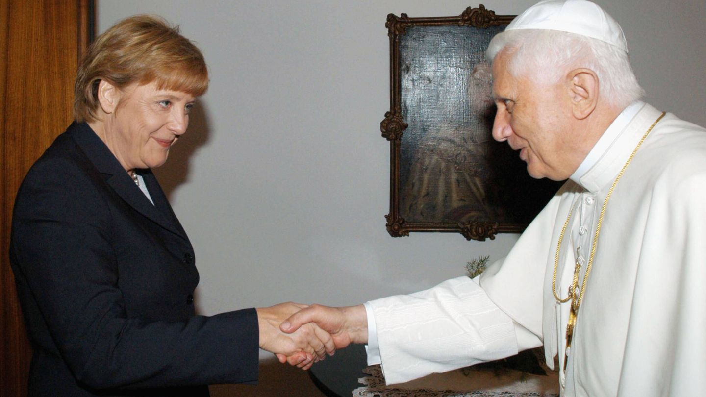 La política, junto a Benedicto XVI. (Getty)