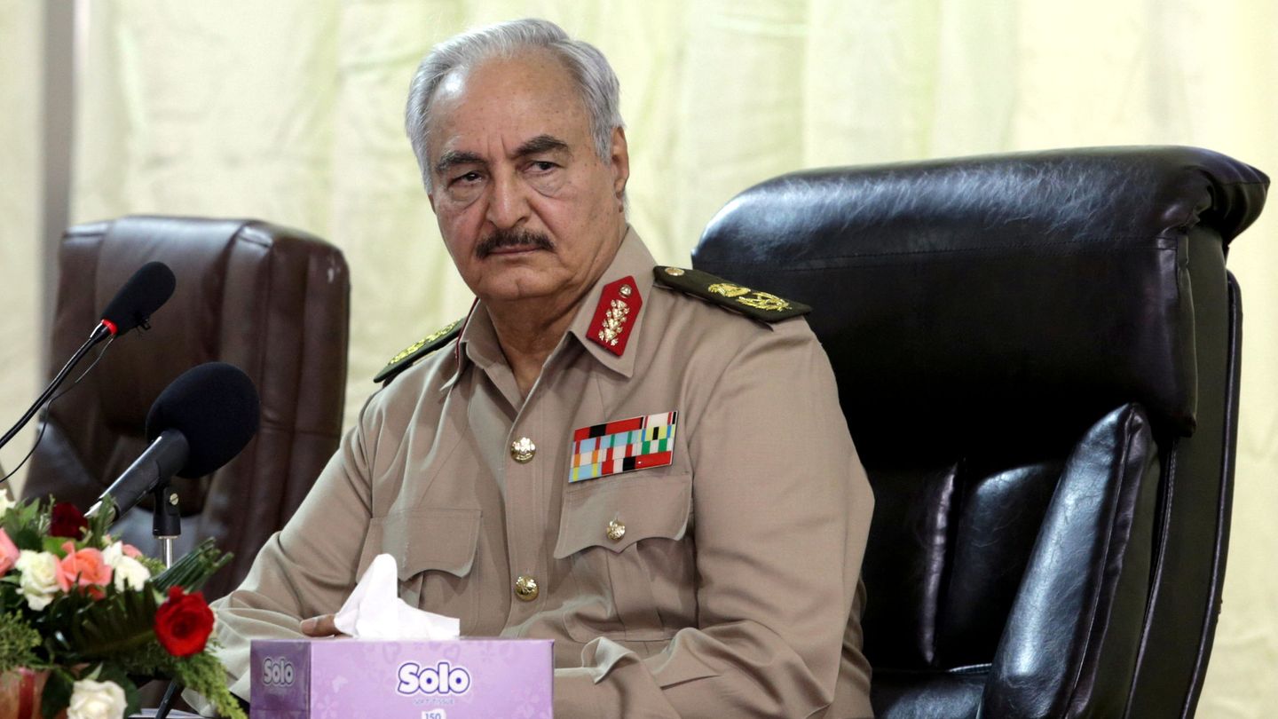 El general Jalifa Haftar durante una reunión de seguridad en Bengasi, en octubre de 2017. (Reuters)