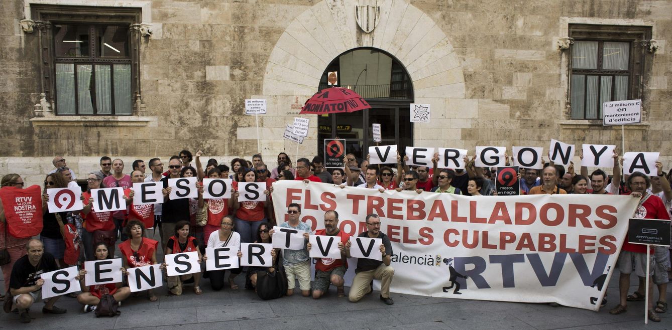 Extrabajadores de RTVV protestan frente al Palau de la Generalitat valenciana, en agosto. (Efe)