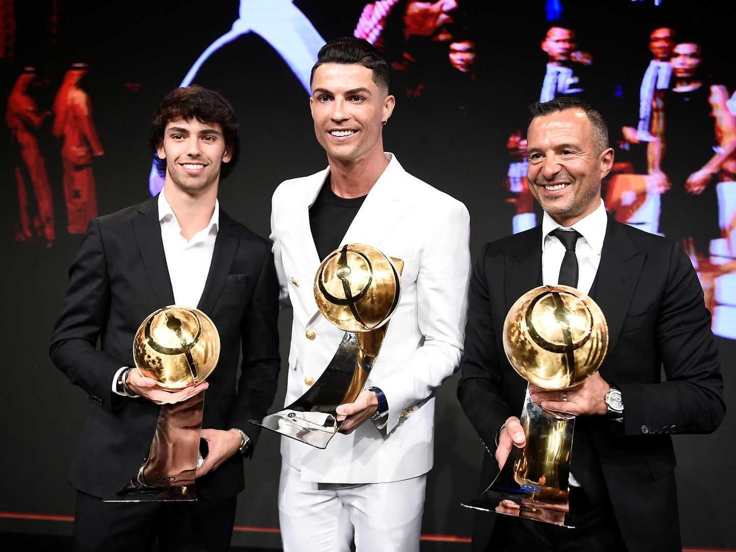 Joao Félix, Cristiano Ronaldo y el representante Jorge Mendes. (Efe)