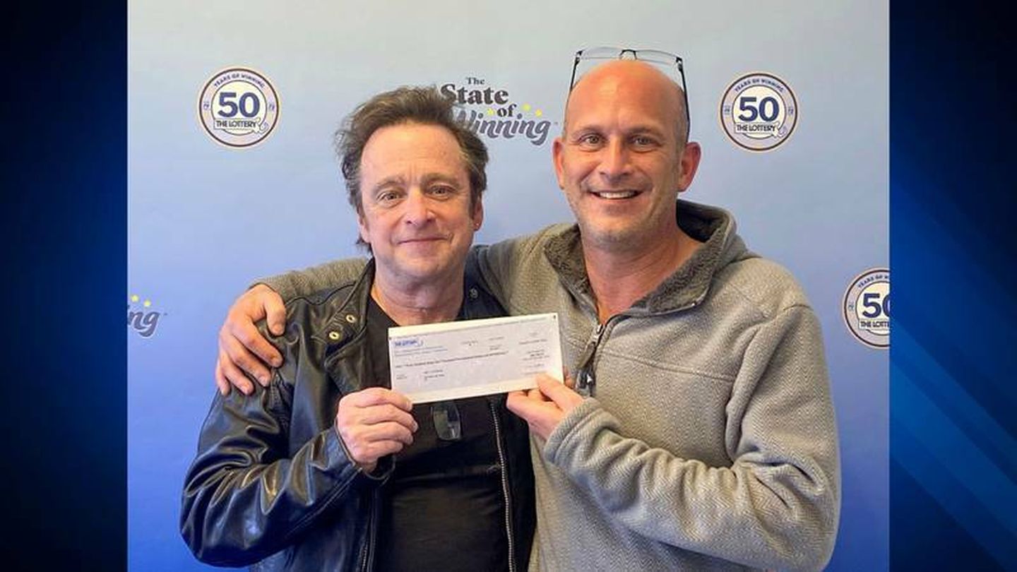 Eric y John compartieron el premio como dos buenos amigos (Massachusetts State Lottery)