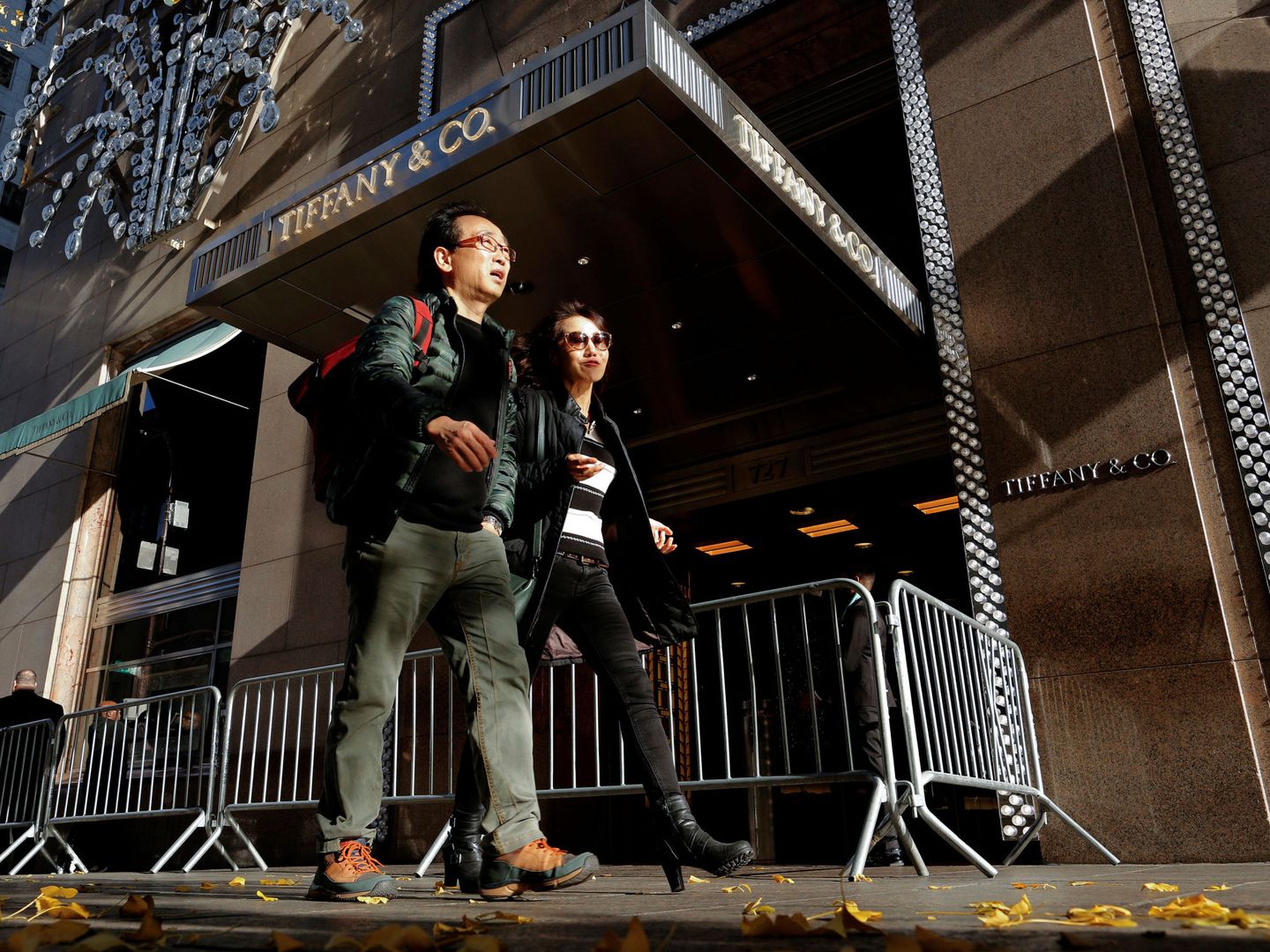Dos peatones pasan por delante de la sede de Tiffany's en la Torre Trump, cuya entrada está bloqueada. (Reuters)