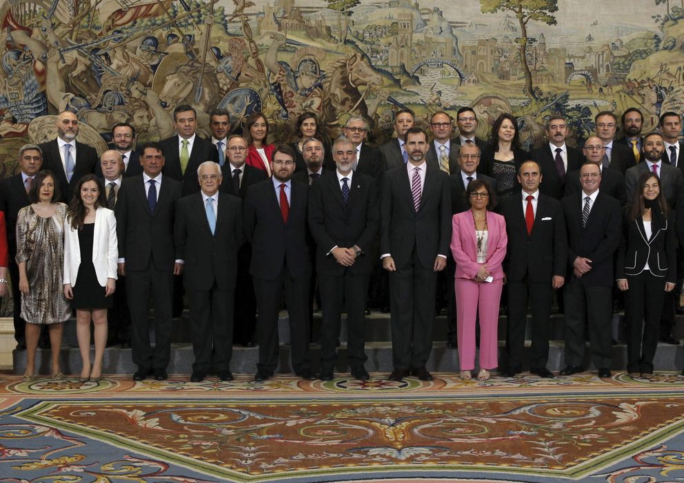 Foto: Felipe VI recibió en audiencia a los integrantes de la primera promoción del Postgrado de Inteligencia Económica y Seguridad de ICADE. (EFE)