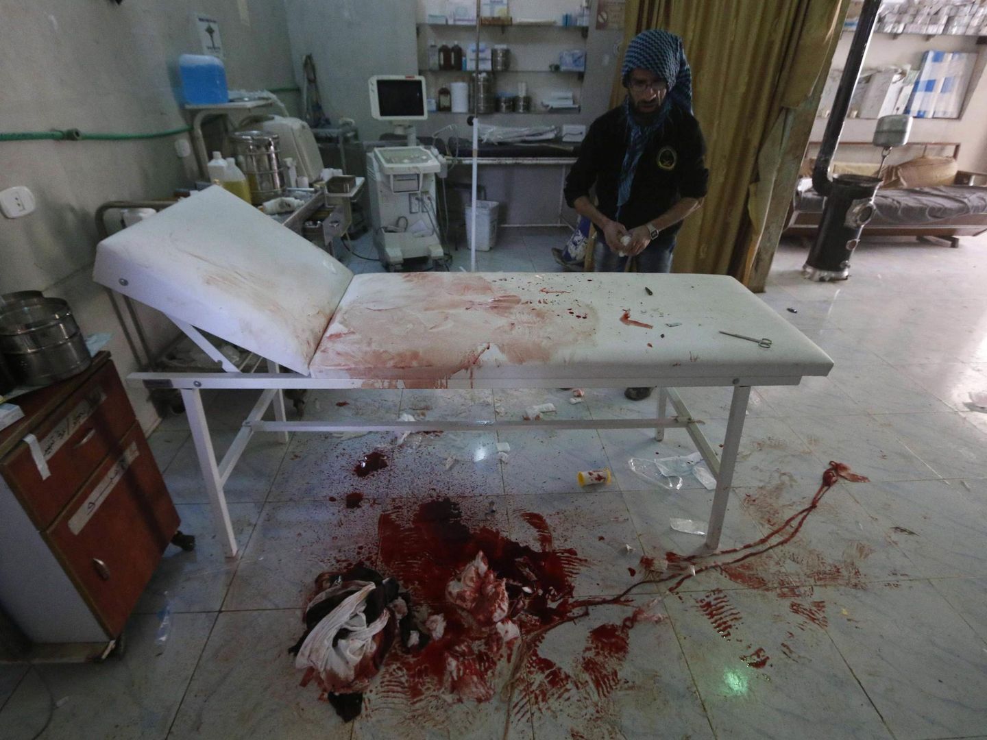 Sangre en el suelo de un hospital después de que varios civiles resultasen heridos en Ratain, norte de Alepo (Reuters).