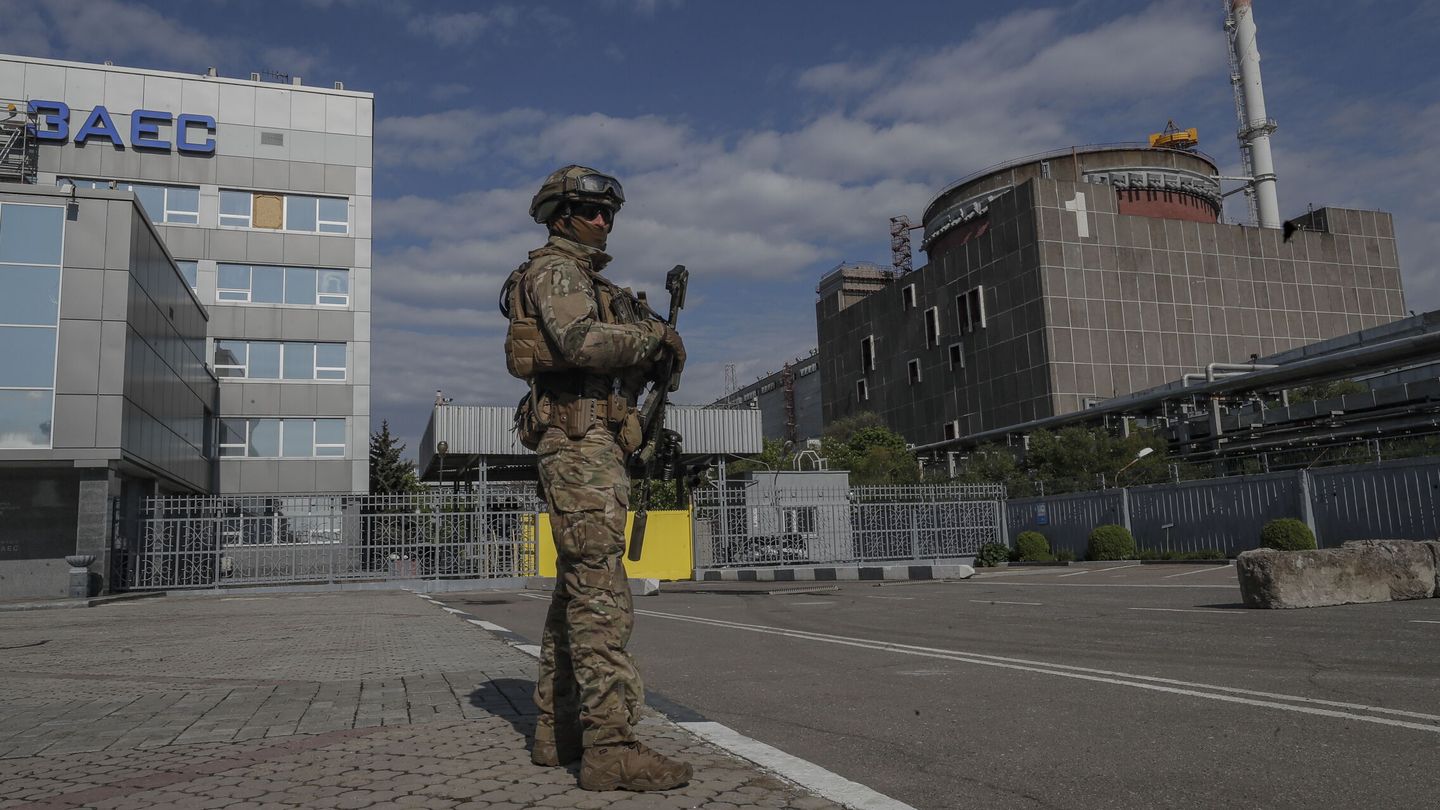 Un soldado ruso en la entrada de la central nuclear de Zaporiyia. (EFE/ Sergei Ilnitsky) 