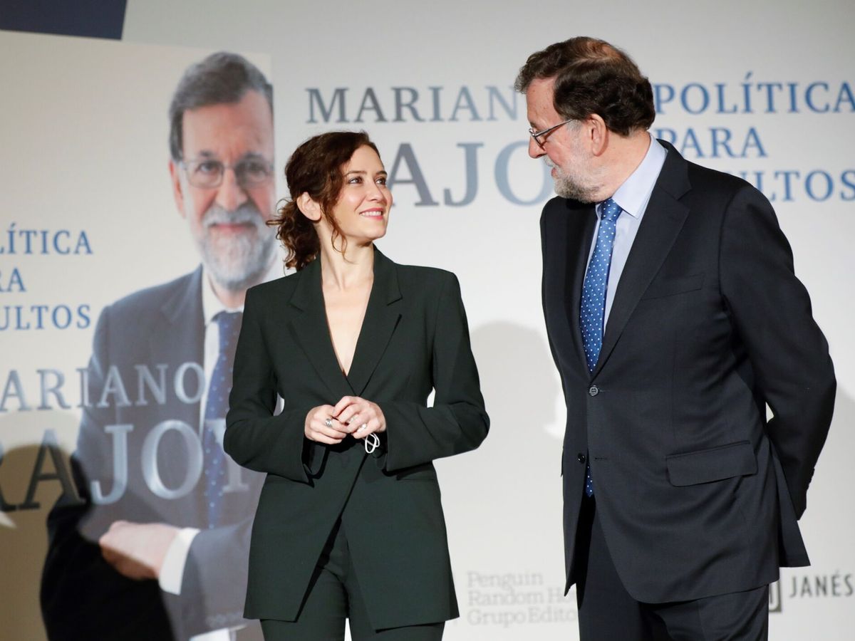 Foto: El expresidente del Gobierno Mariano Rajoy, acompañado por el la presidenta de la Comunidad de Madrid, Isabel Díaz Ayuso. (EFE/David Fernández)