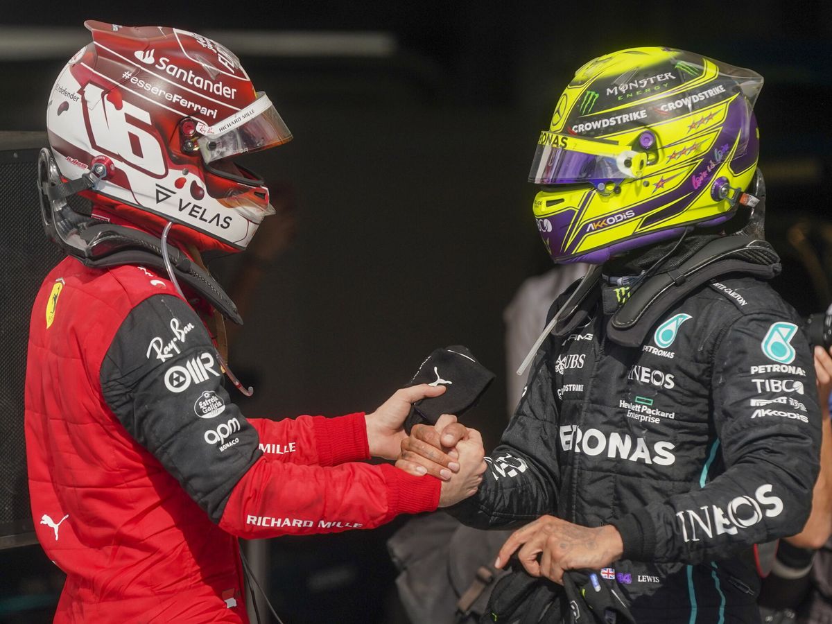 Foto: Por extraño que resulte el rumor, Leclerc y Hamilton podrían intercambiar volantes en 2024. (EFE/Shawn Thew)