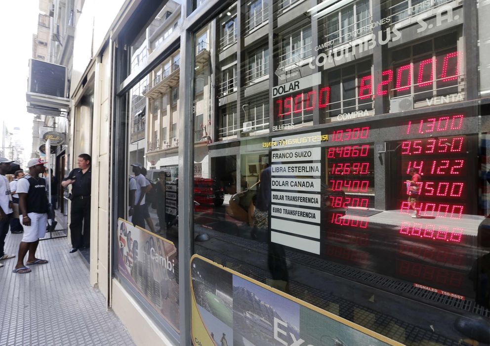 Foto: Un panel refleja el cambio de divisas extranjeras en Buenos Aires. (Reuters)