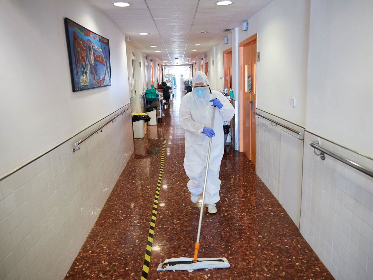 Foto: Una operadora de limpieza realiza su trabajo en el Hospital del Mar, en Barcelona. (EFE)