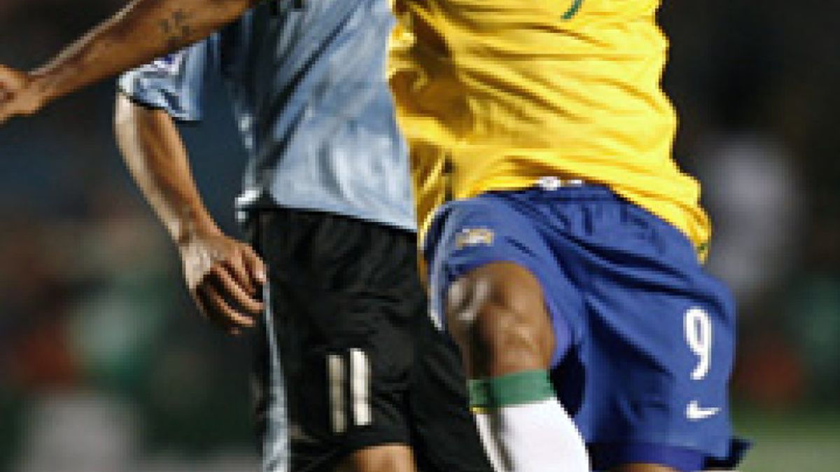 2-1. Brasil pasa un susto con Uruguay y el sevillista Luis Fabiano salva el triunfo