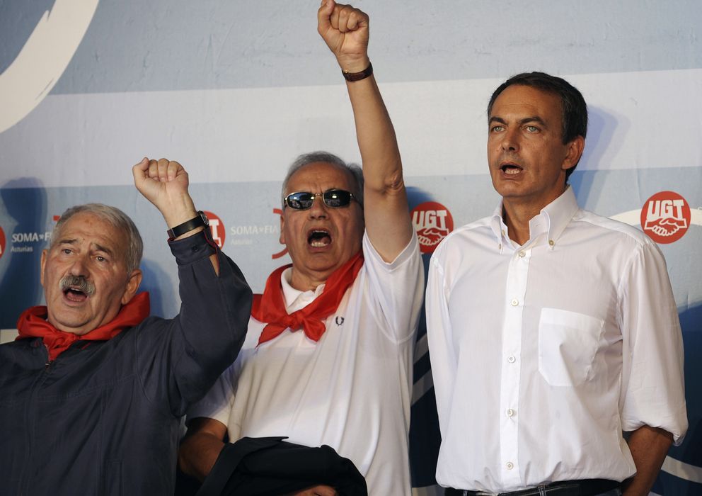 Foto: Rodríguez Zapatero (i), Alfonso Guerra (c) y el sindicalista José Ángel Fernández-Villa, cantan el himo socialista, "La Internacional", durante una reunión en 2009. REUTERS / Eloy Alonso