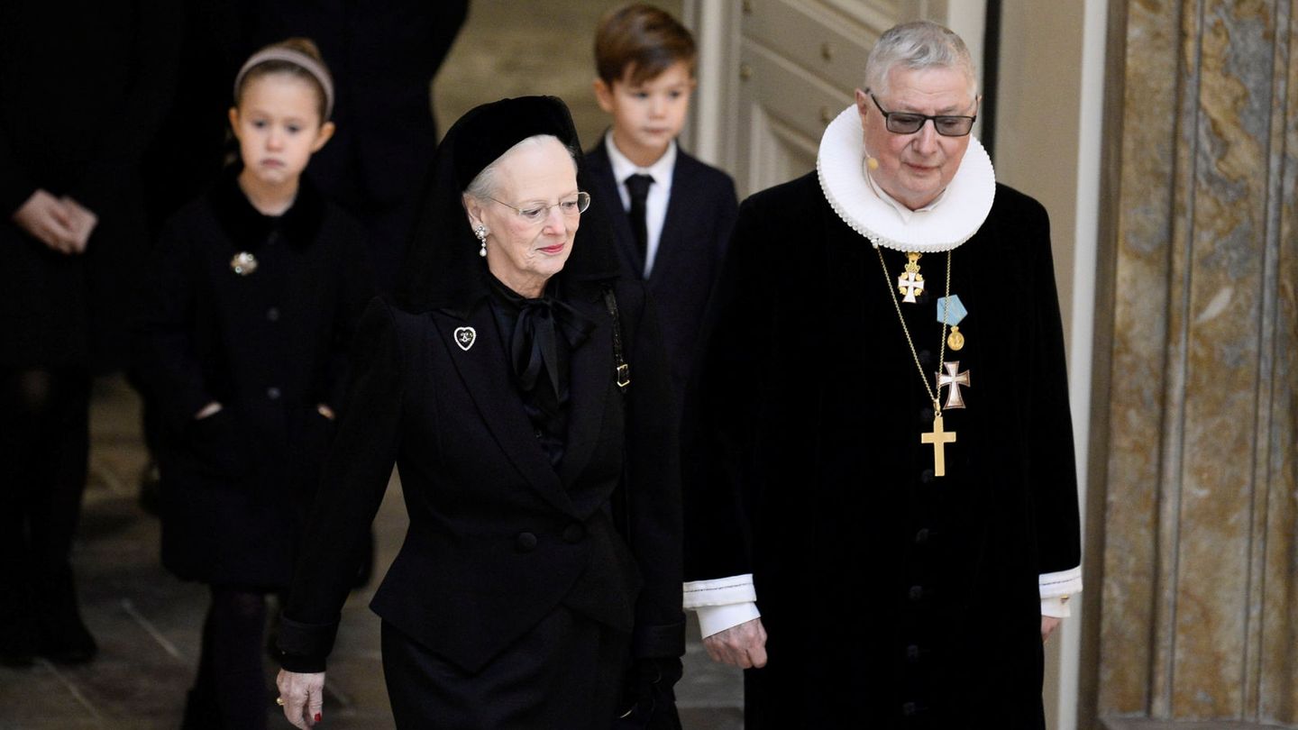 La reina con el confesor real y sus nietos Vincent y Josephine. (Reuters)