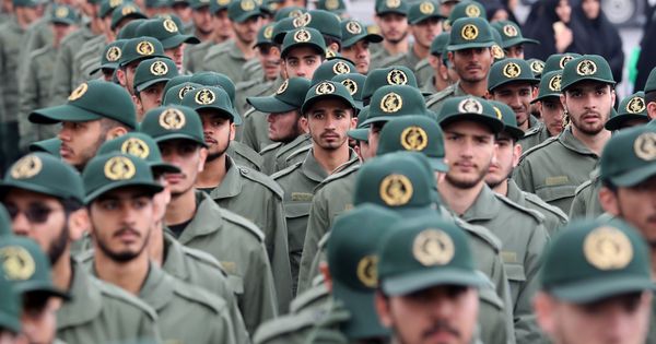 Foto: Fotografía de archivo que muestra a decenas de efectivos de la Guardia Revolucionaria iraní durante una ceremonia en Teherán. (EFE)