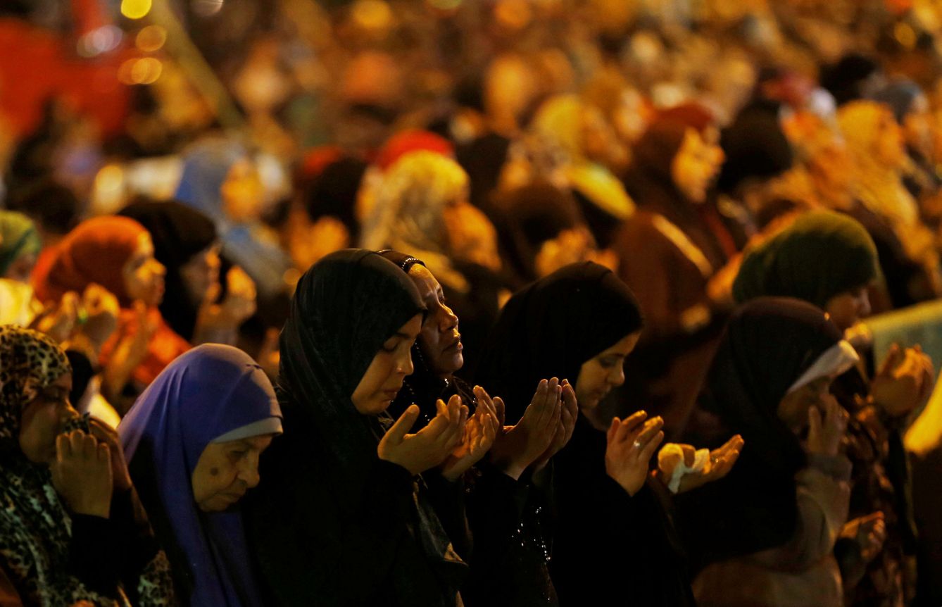 Mujeres egipcias en la mezquita de Amr Ibn El-Aas durante el ramadán, El Cairo. (Reuters)