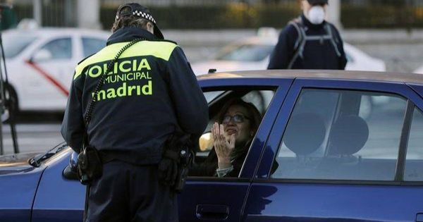 Foto: Un agente de la Policía Municipal de Madrid conversando con una conductora