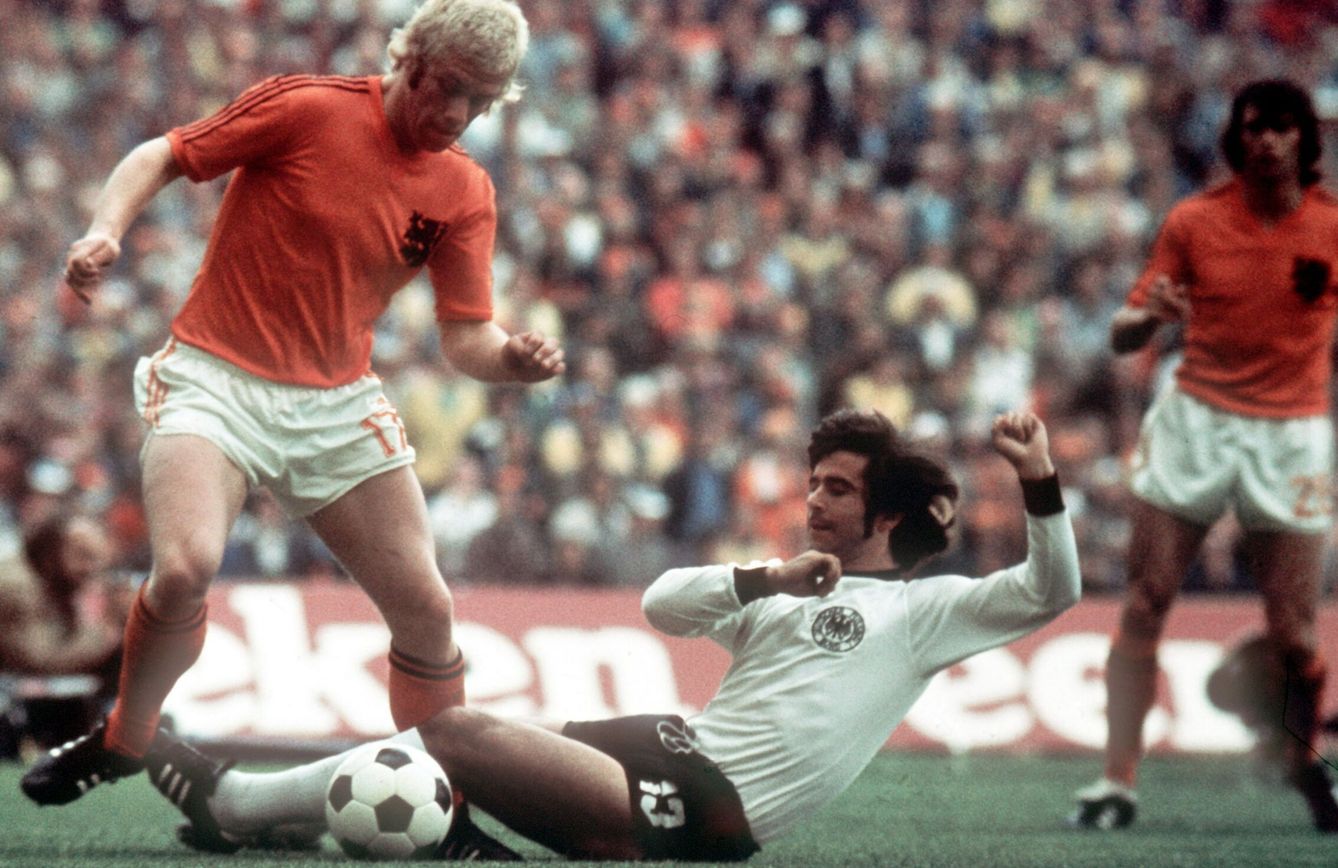 Müller y Wim Rijsbergen, durante la final de 1974. (EFE/EPA/Schoerrer)