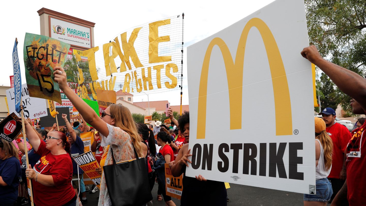 Empleados de McDonald's manifestándose por un salario digno. Pronto se quedarán sin trabajo.