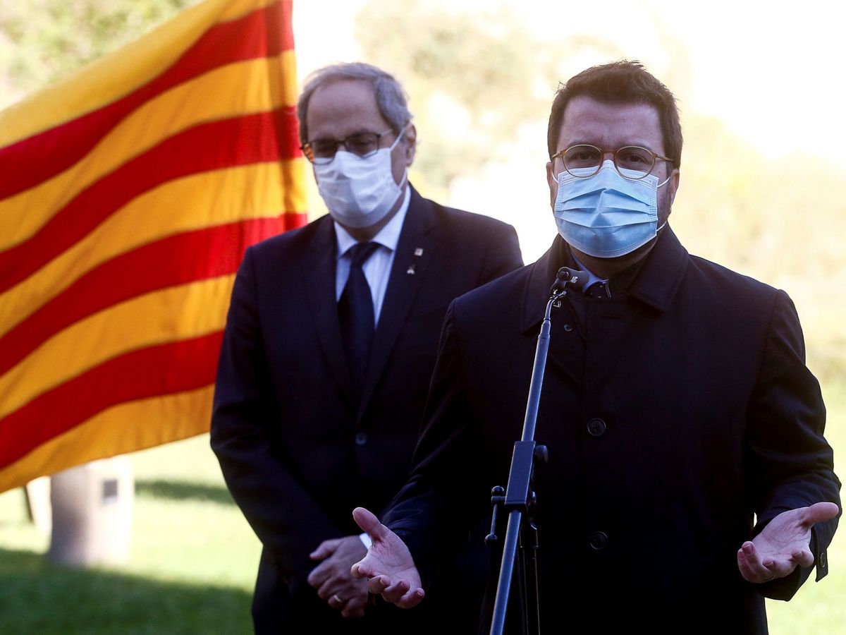 Foto: El presidente en funciones de la Generalitat, Pere Aragonès, junto a Quim Torra. (EFE)
