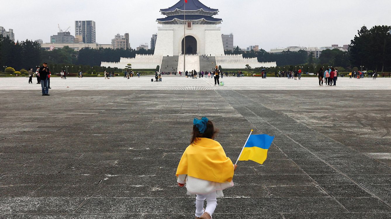 Foto: Una niña sostiene una bandera ucraniana para mostrar su apoyo a Ucrania y conmemorar el primer aniversario de la invasión rusa de Ucrania en Taipéi. (Reuters/Ann Wang)
