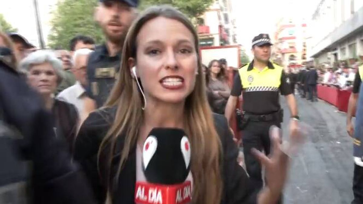 Una reportera de 'Cuatro al día' vive un tenso momento con varios agentes de policía en una procesión de Sevilla