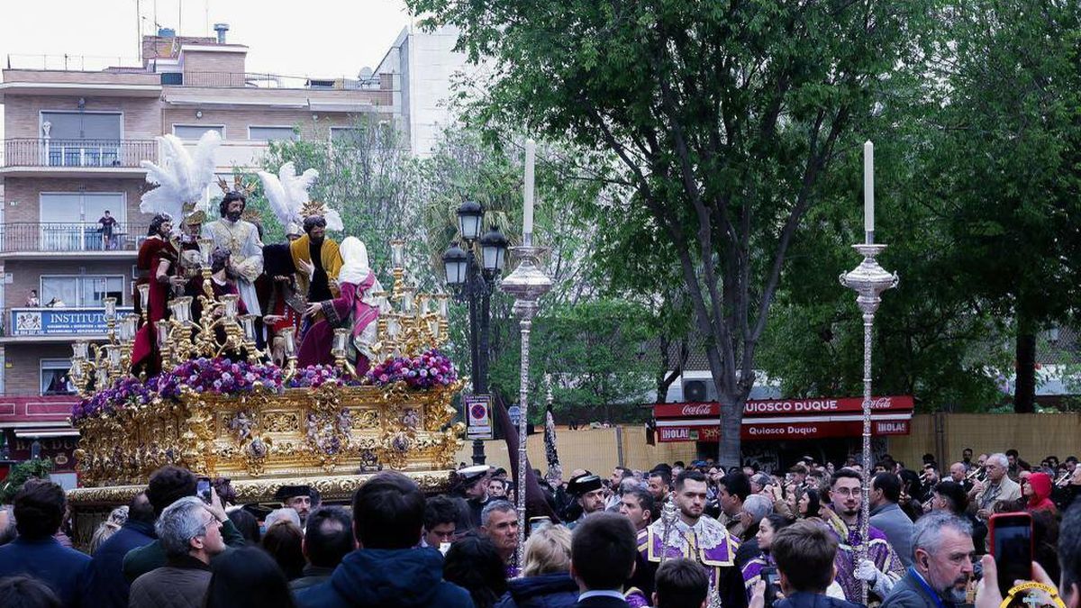 La procesión de la Semana Santa de Sevilla que sale con un gallo: este es el significado del animal