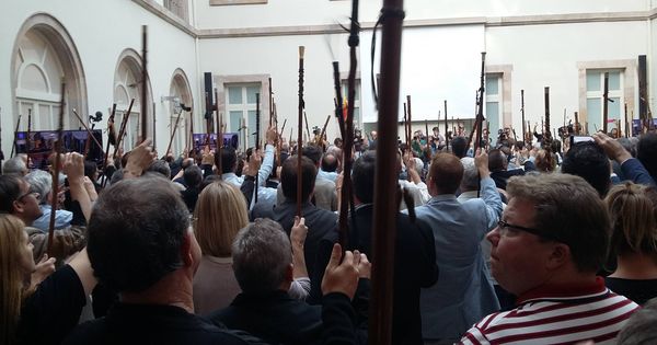 Foto: Los alcaldes independentista, con la vara de mando, claman por la independencia. (FOTO: Rafael Méndez)