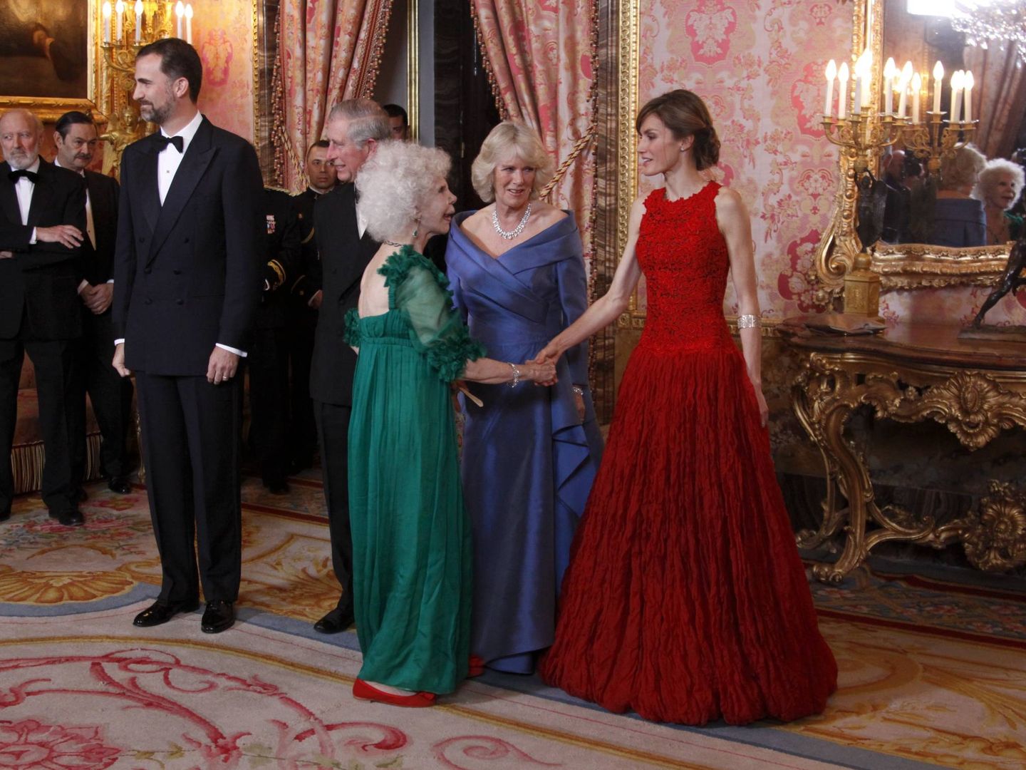 La duquesa de Alba saluda a la reina Letizia ante la mirada de Camilla Parker Bowles. (Cordon Press)