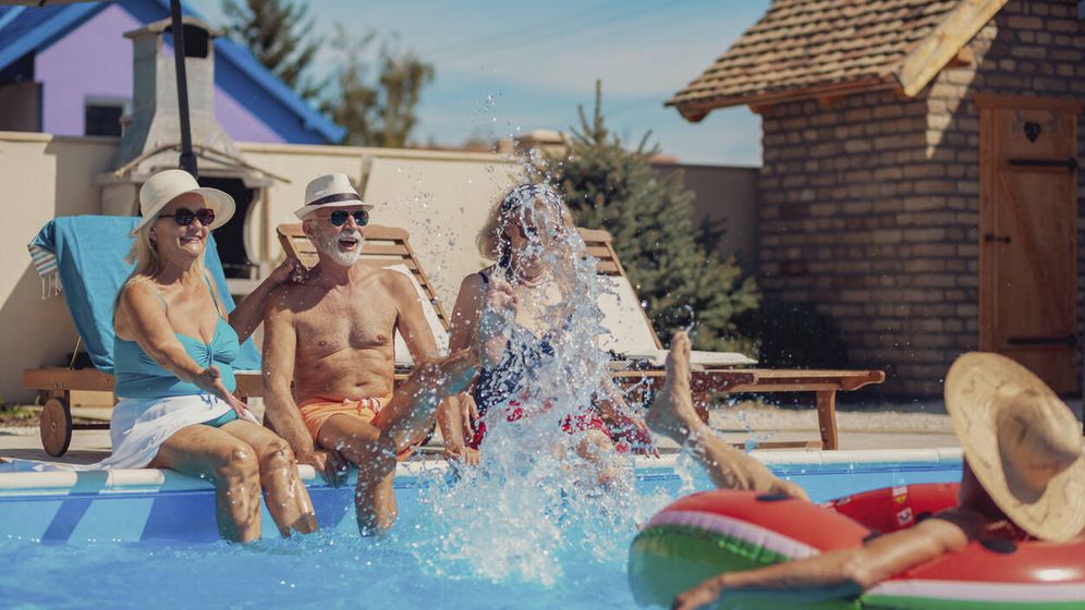 Foto: ¿Es necesario tener un socorrista en la piscina de la comunidad? (iStock)