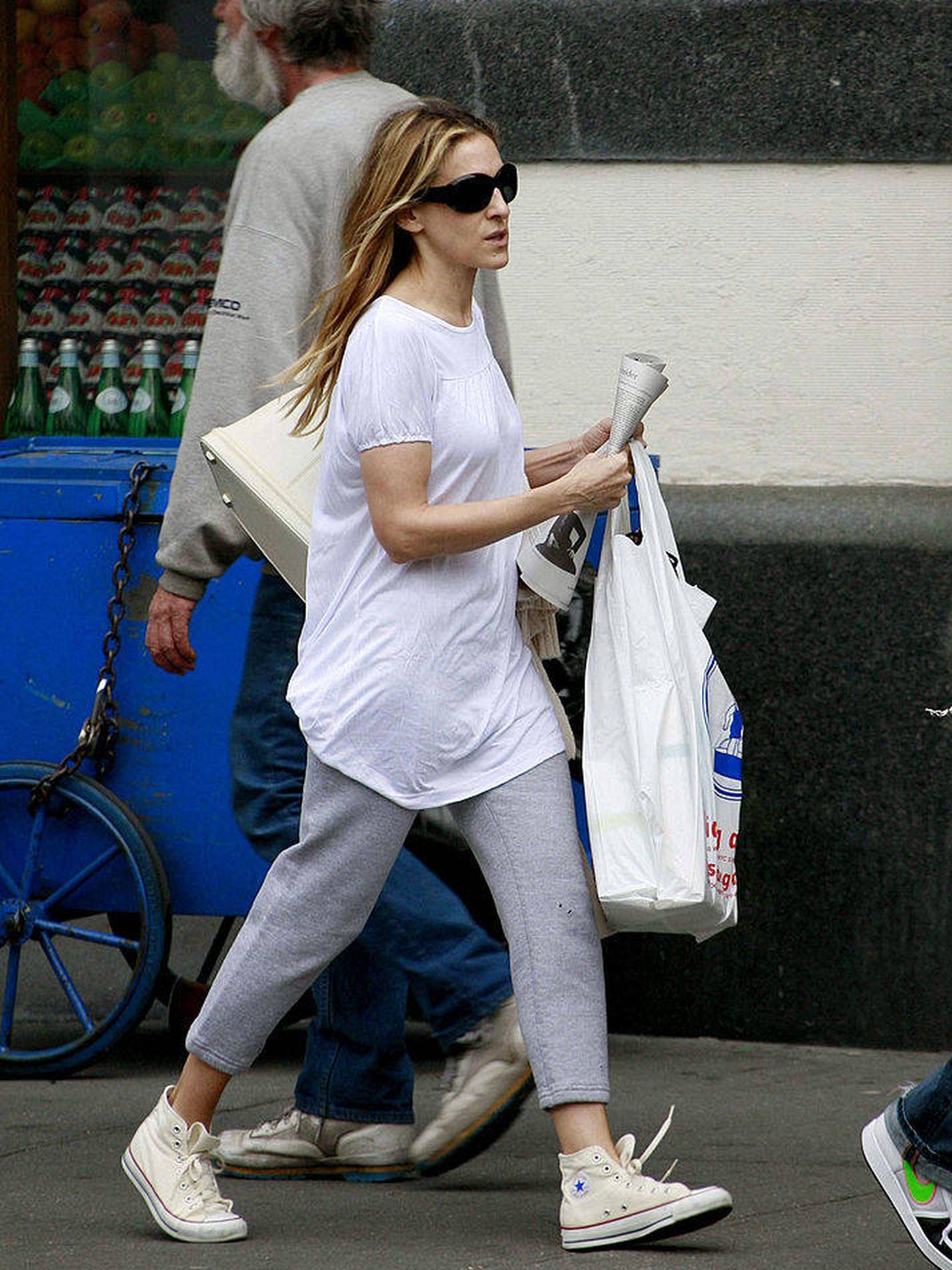 Sarah Jessica Parker, paseando con unas Converse. (Getty)