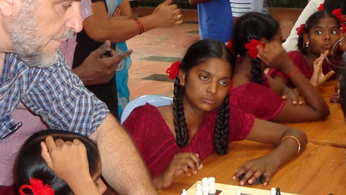 Enseñar ajedrez a niños en la India: la palabra humanidad cobra todo su sentido