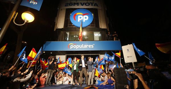 Foto: Pablo Casado, junto a los candidatos populares, tras conocer los resultados electorales. (EFE)