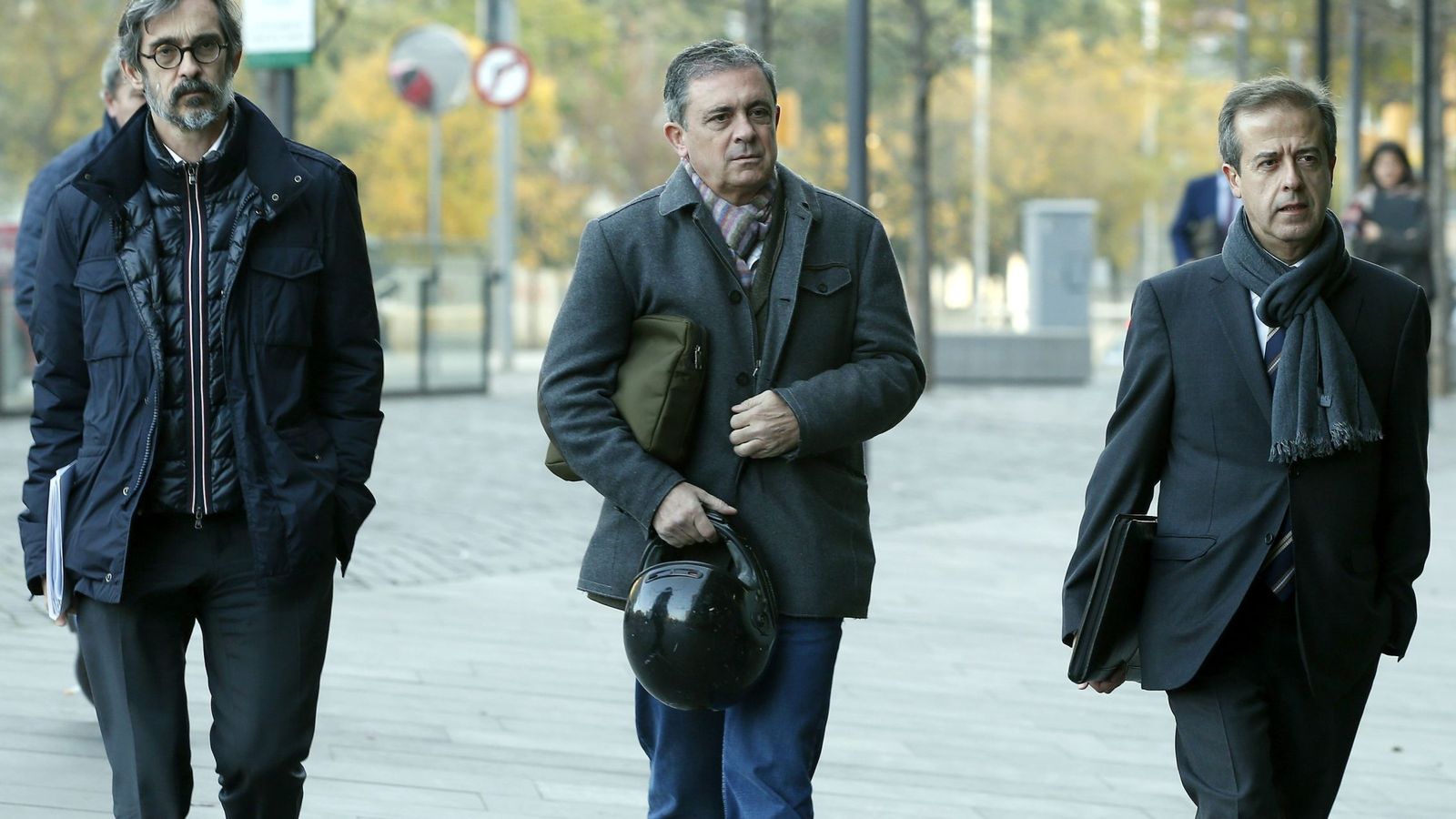 Foto: Jordi Pujol Ferrusola, primogénito del expresidente de la Generalitat (c), acompañado de sus abogados. (EFE)