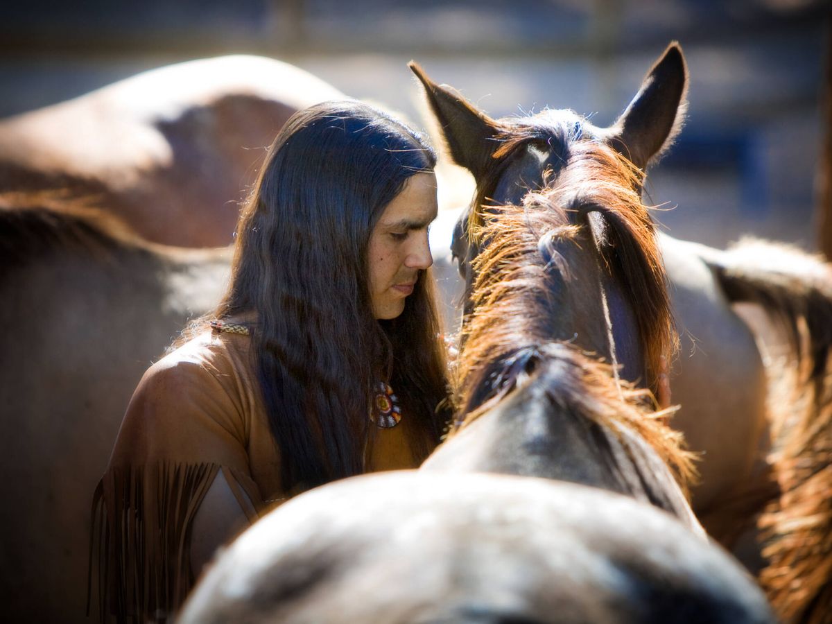 Foto: Nativo americano entre caballos. (Sacred Way Sanctuary)