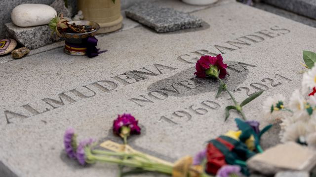 Flores en la tumba de Almudena Grandes en el cementerio de la Almudena. (Europa Press/Eduardo Parra)
