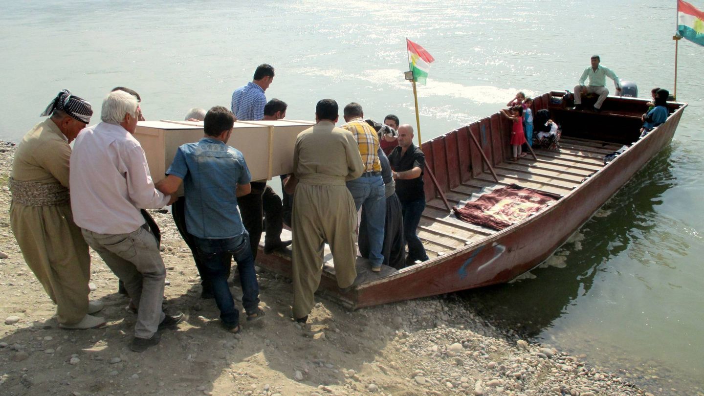 Un grupo de kurdos transporta un ataúd a una barcaza en el río Tigris, en el paso entre Sumalka y Feishjabur. (K. Zurutuza)