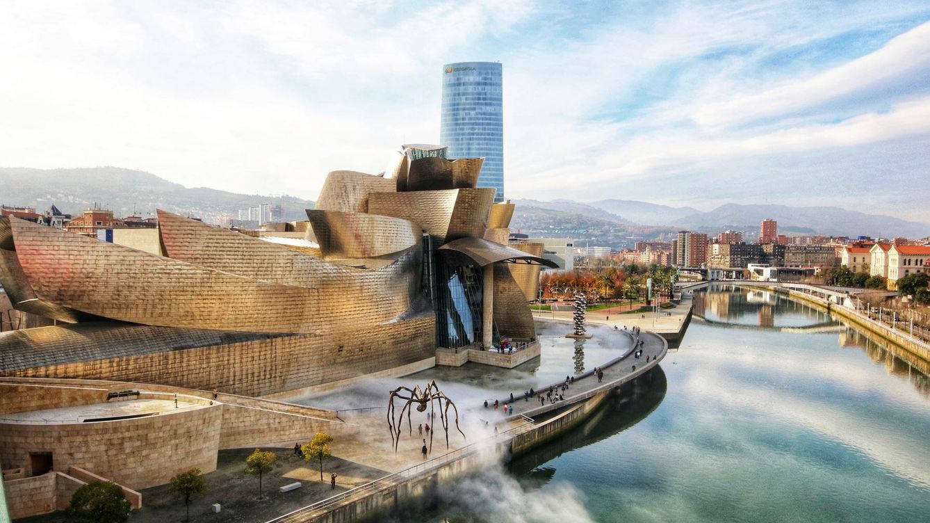 Foto: Museo Guggenheim Bilbao: 25 años navegando sobre la ría, 25 años del renacimiento de la ciudad. (Unsplash)