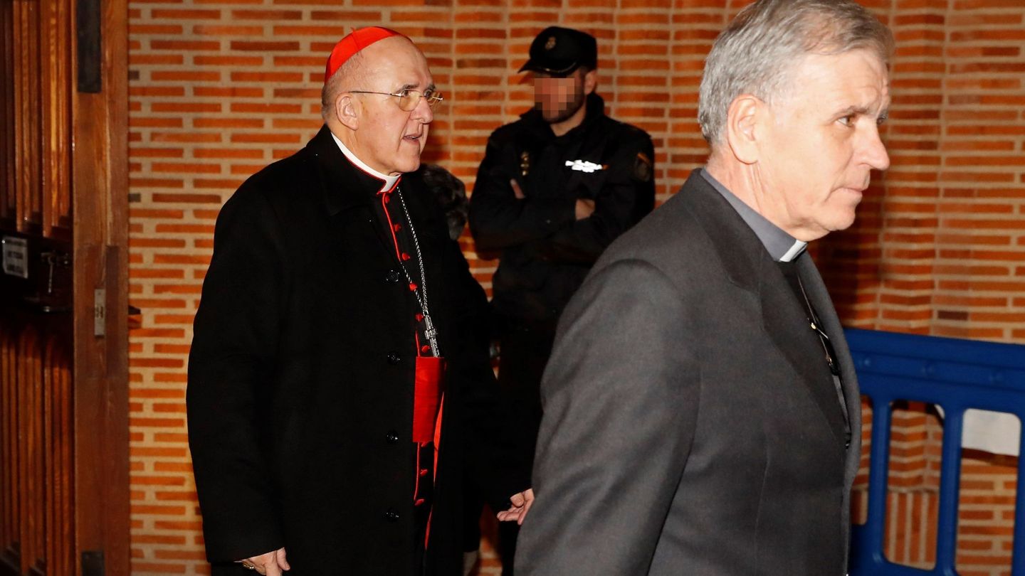 El arzobispo de Madrid, Carlos Osoro (i), a la salida del funeral celebrado por Diana Quer. (EFE)