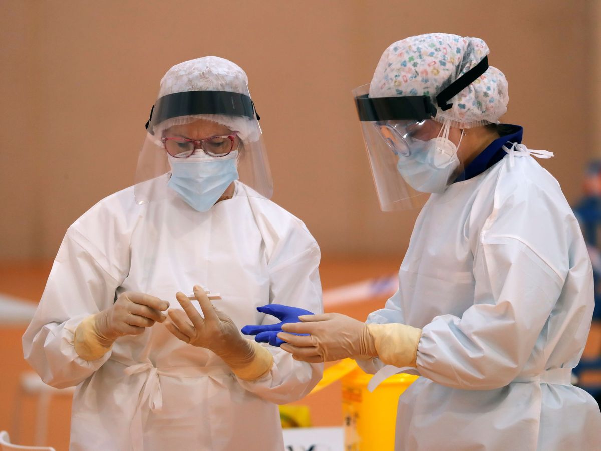 Foto: Dos enfermeras en Andalucía durante la pandemia del covid-19. (Reuters)