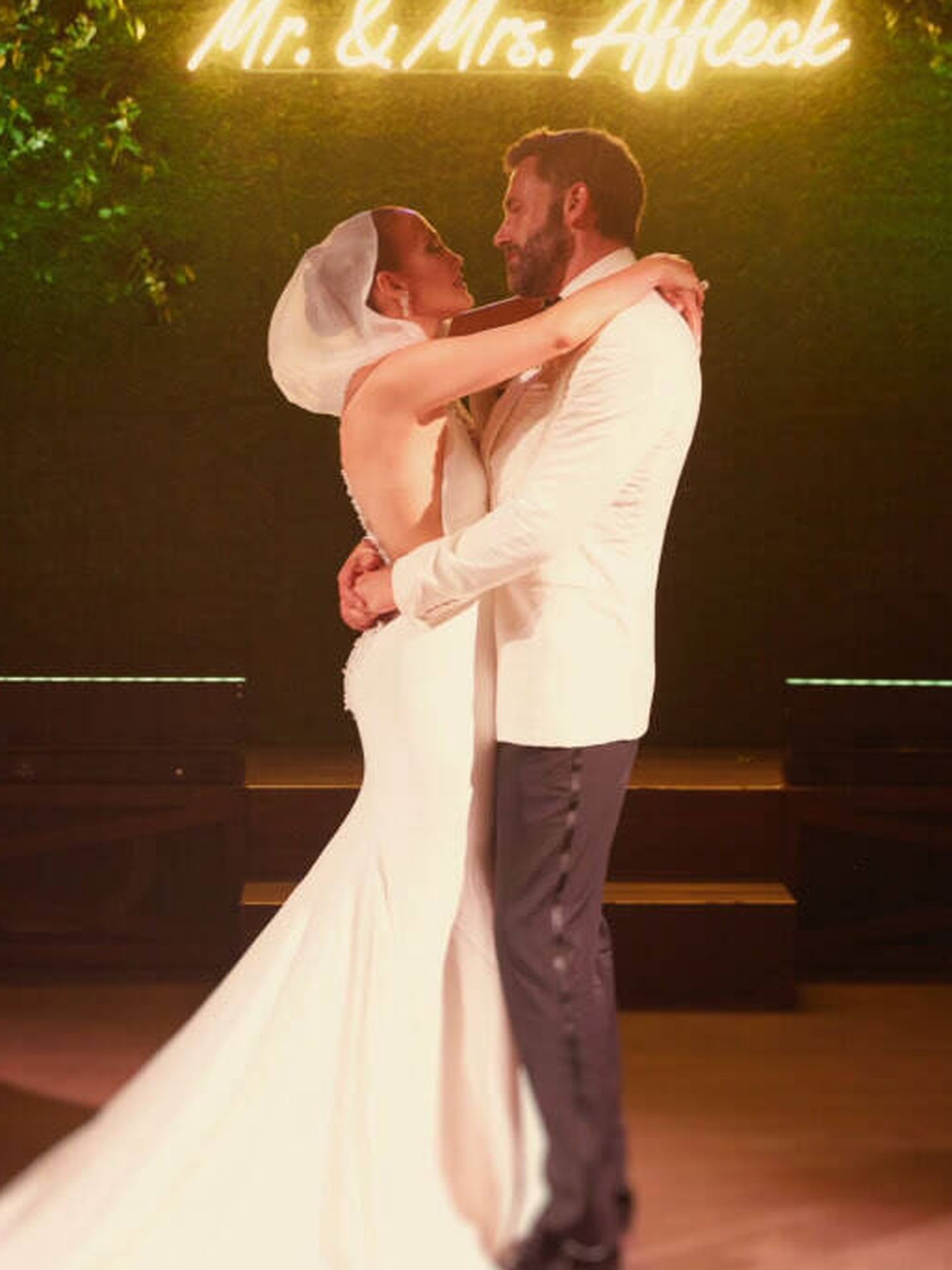 Jennifer Lopez y Ben Affleck posan el día de su boda. (On the J.Lo)