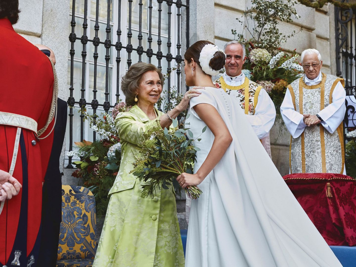 La reina Sofía saluda a la duquesa de Huéscar. (EFE)