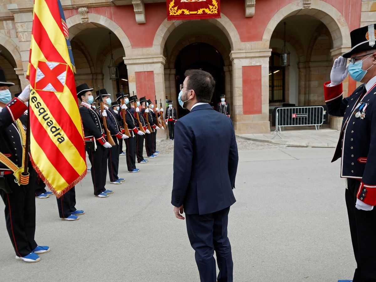 Foto: Una formación de los Mossos d'Esquadra recibe al 'president' Aragonès. (EFE)