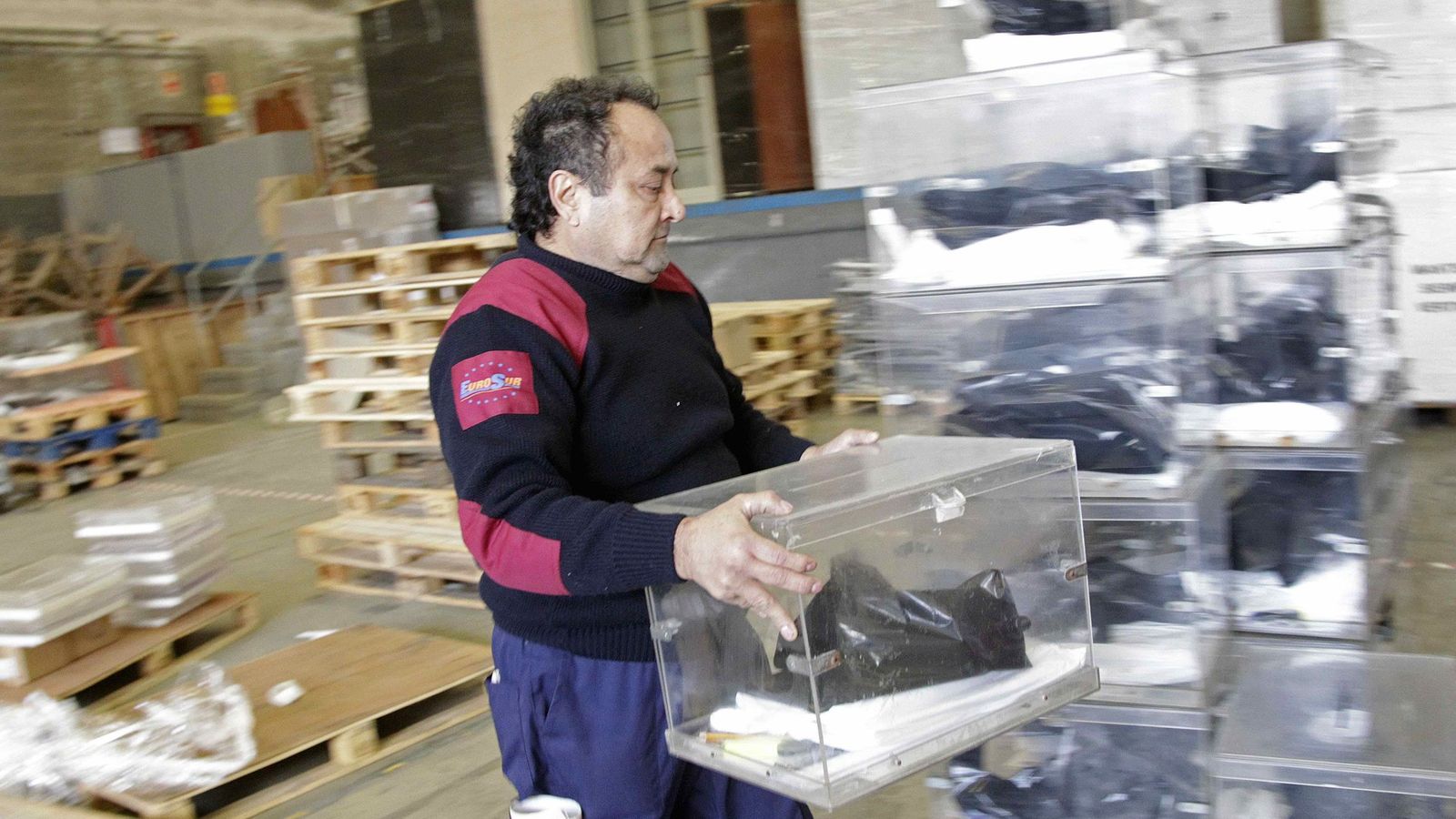 Foto: Preparativos para las elecciones (EFE)