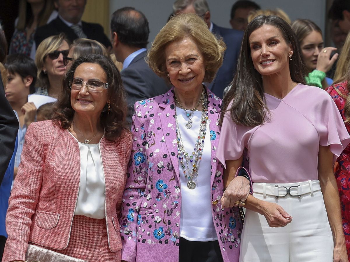 Foto: Paloma Rocasolano, la reina Sofía y la reina Letizia. (EFE/Ballesteros)