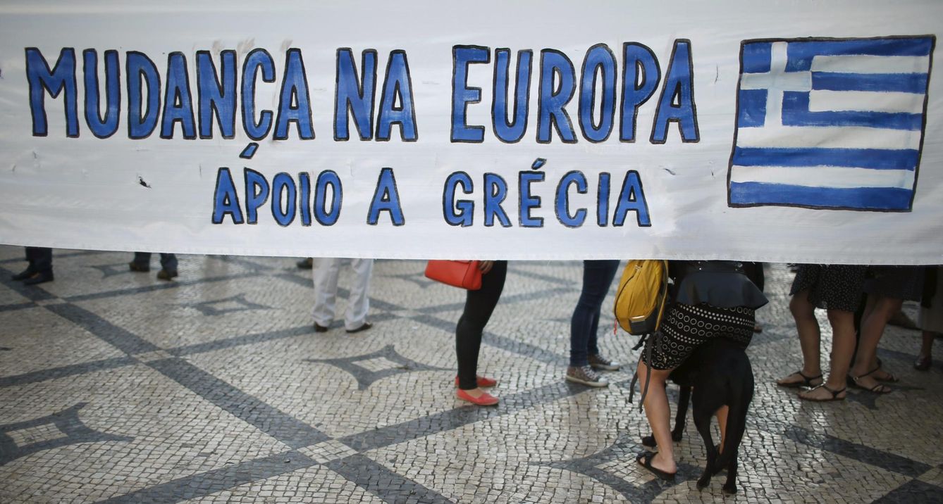 Pancarta de una manifestación de apoyo a Grecia. (Reuters)